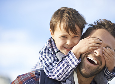 Padre e hijo tras la prueba de paternidad positiva